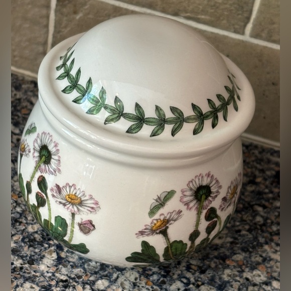 Portmeirion Botanic Garden Floral Ceramic sugar bowl with Lid - Picture 2 of 5